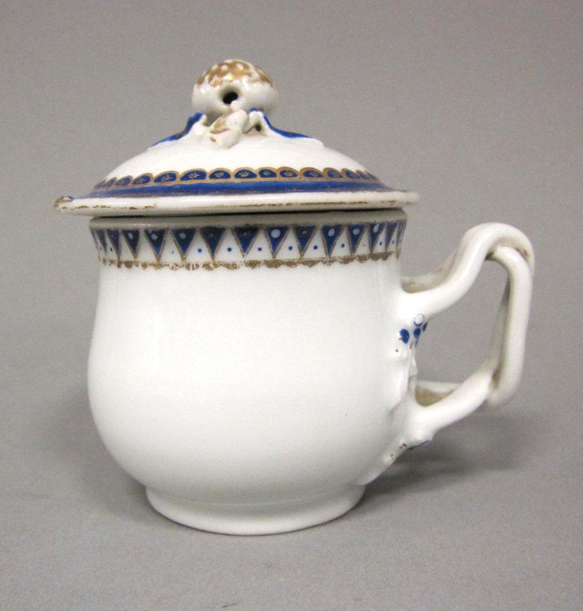1965.0707.016 A,B Porcelain pot de creme