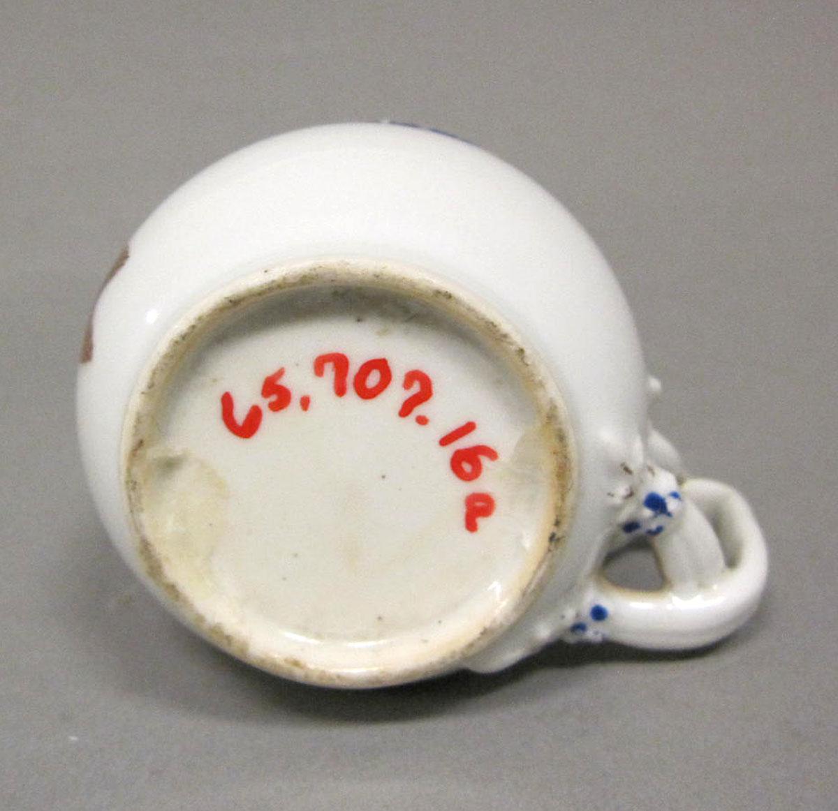 1965.0707.016 A Porcelain pot de creme underside