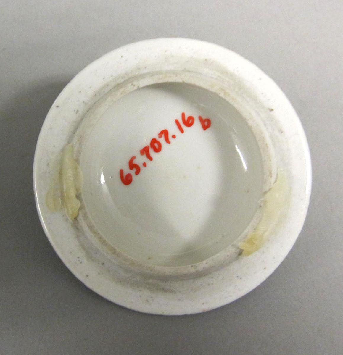 1965.0707.016 B Porcelain pot de creme underside