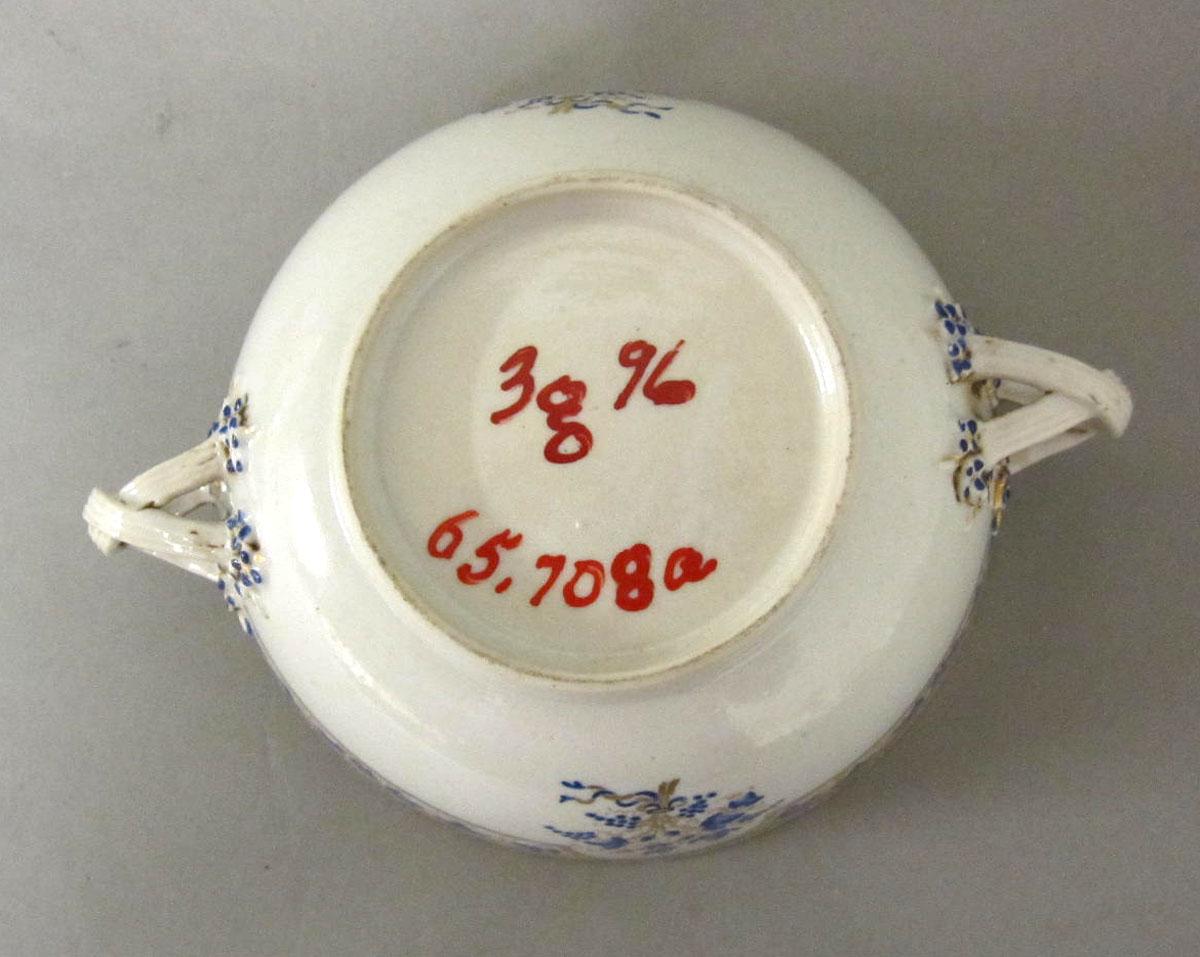 1965.0708 A Porcelain compote underside