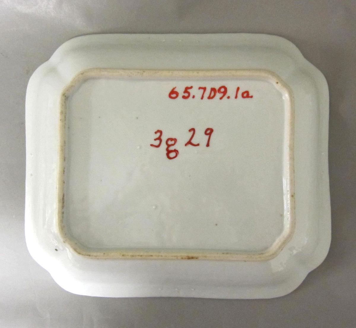 1965.0709.001 A Porcelain dish and cover underside