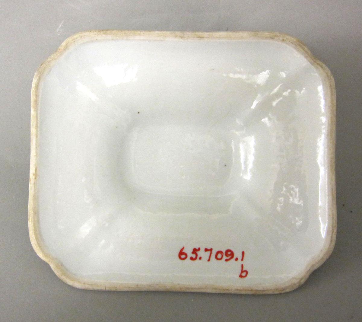 1965.0709.001 B Porcelain dish and cover underside