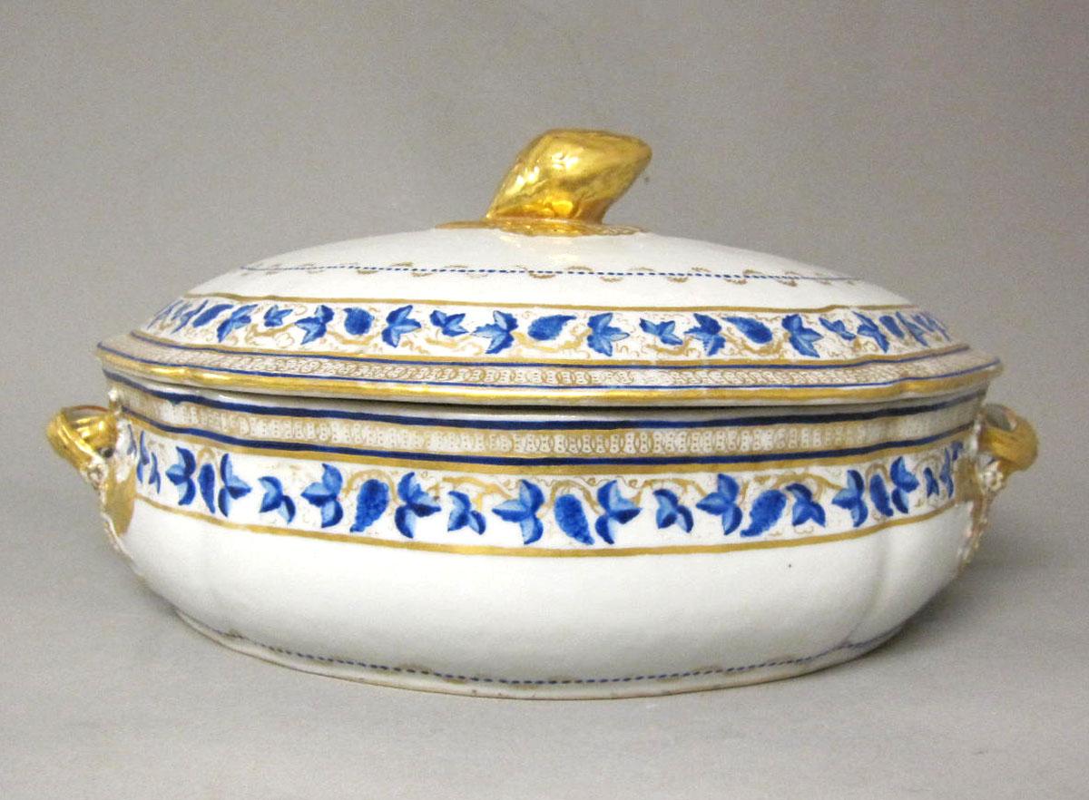 1965.0709.002 A,B Porcelain dish and cover