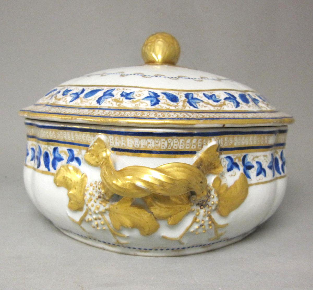 1965.0709.002 A,B Porcelain dish and cover handle