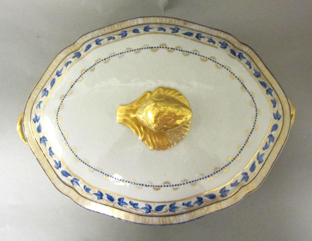 1965.0709.002 A,B Porcelain dish and cover top