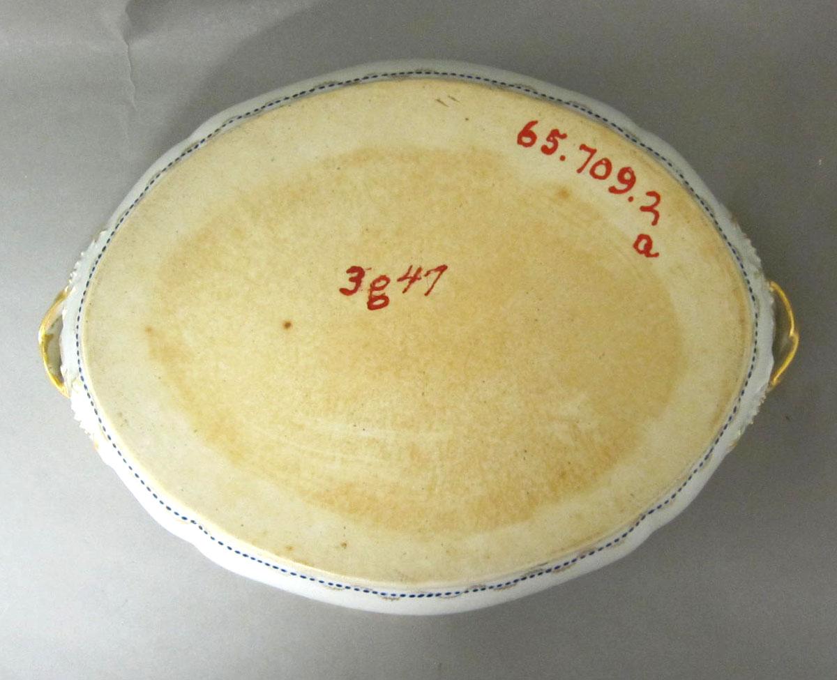 1965.0709.002 A Porcelain dish and cover underside