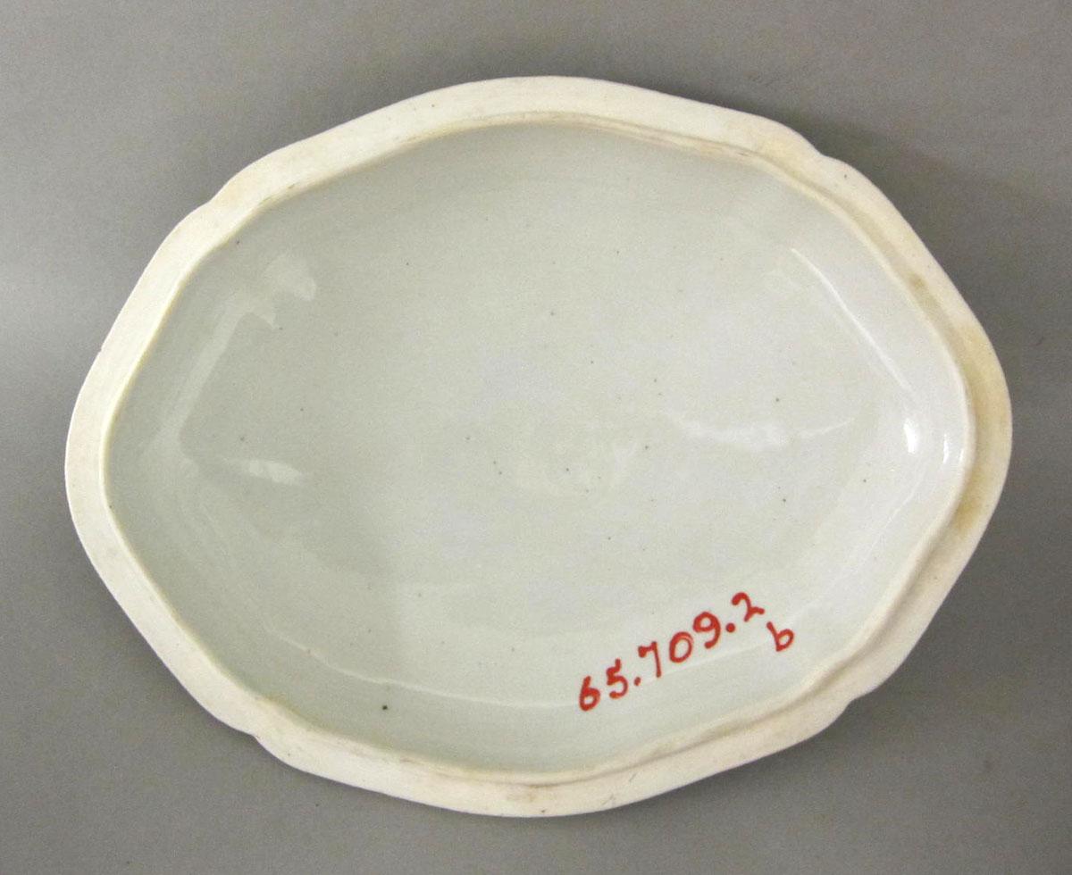 1965.0709.002 B Porcelain dish and cover underside