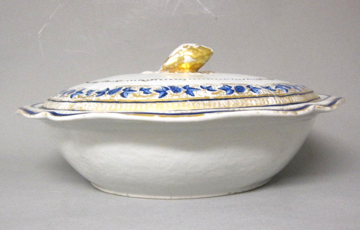 1965.0709.003 A,B Porcelain dish and cover