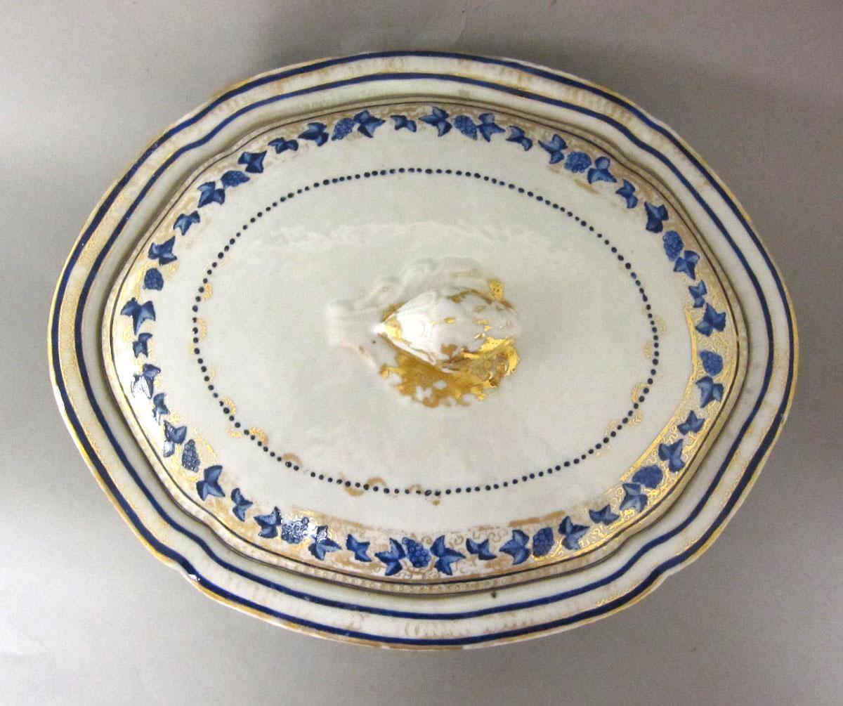 1965.0709.003 A,B Porcelain dish and cover top
