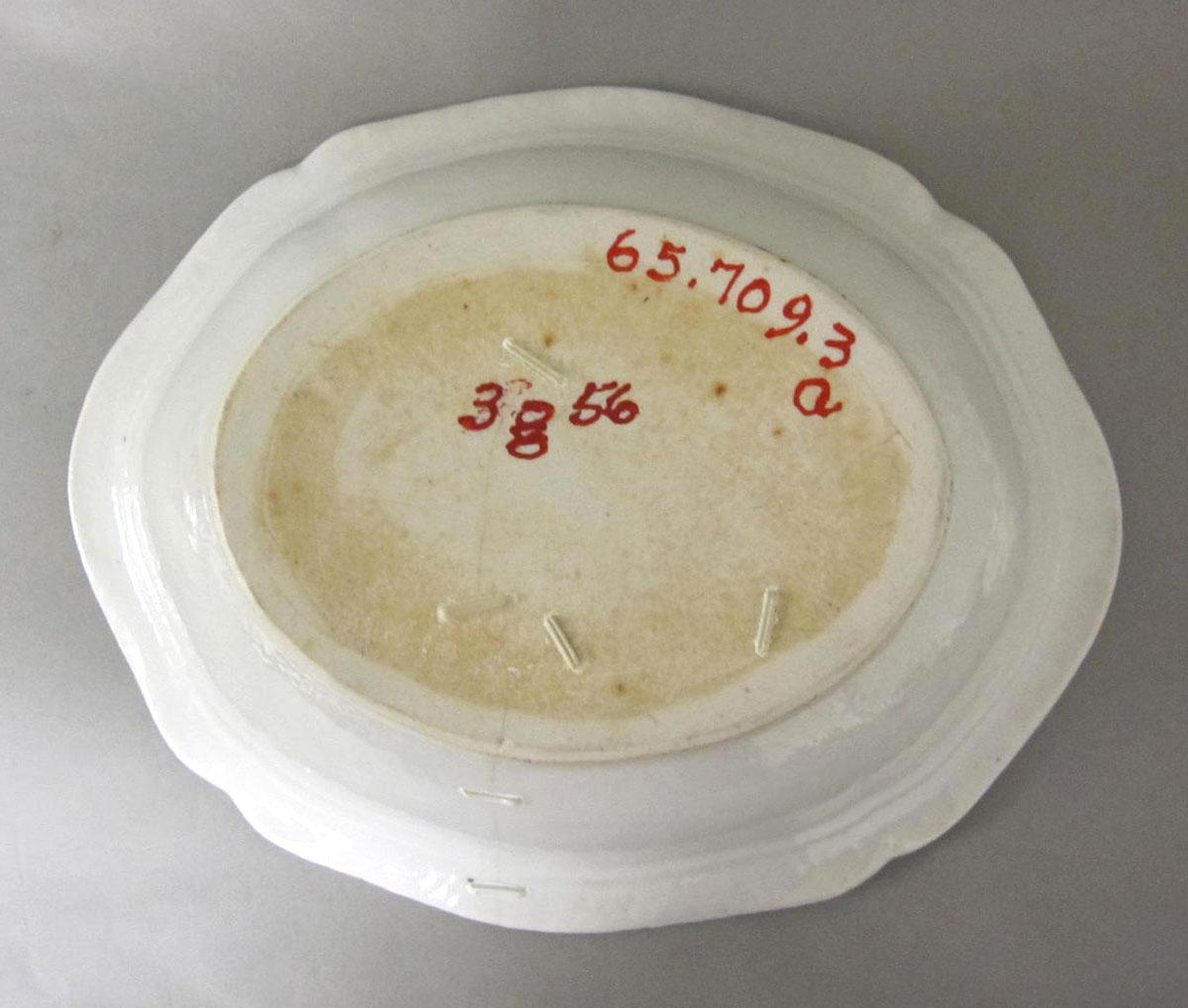 1965.0709.003 A Porcelain dish and cover underside