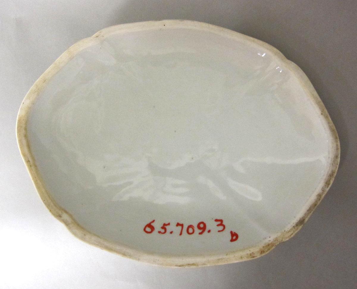 1965.0709.003 B Porcelain dish and cover underside