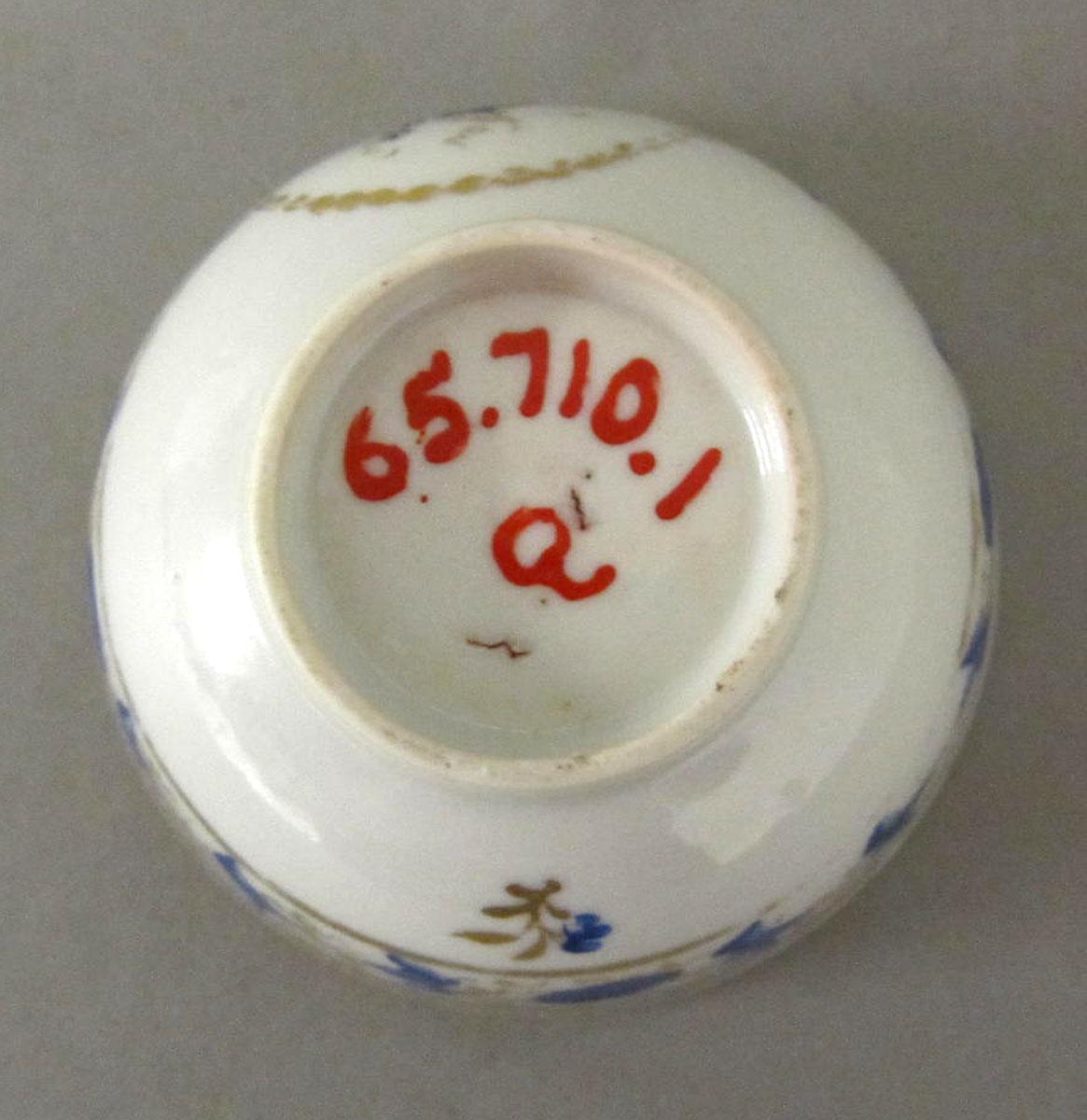 1965.0710.001 A Porcelain teabowl underside