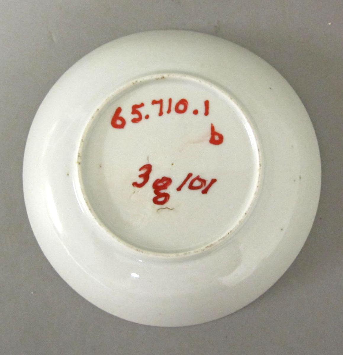 1965.0710.001 B Porcelain saucer underside