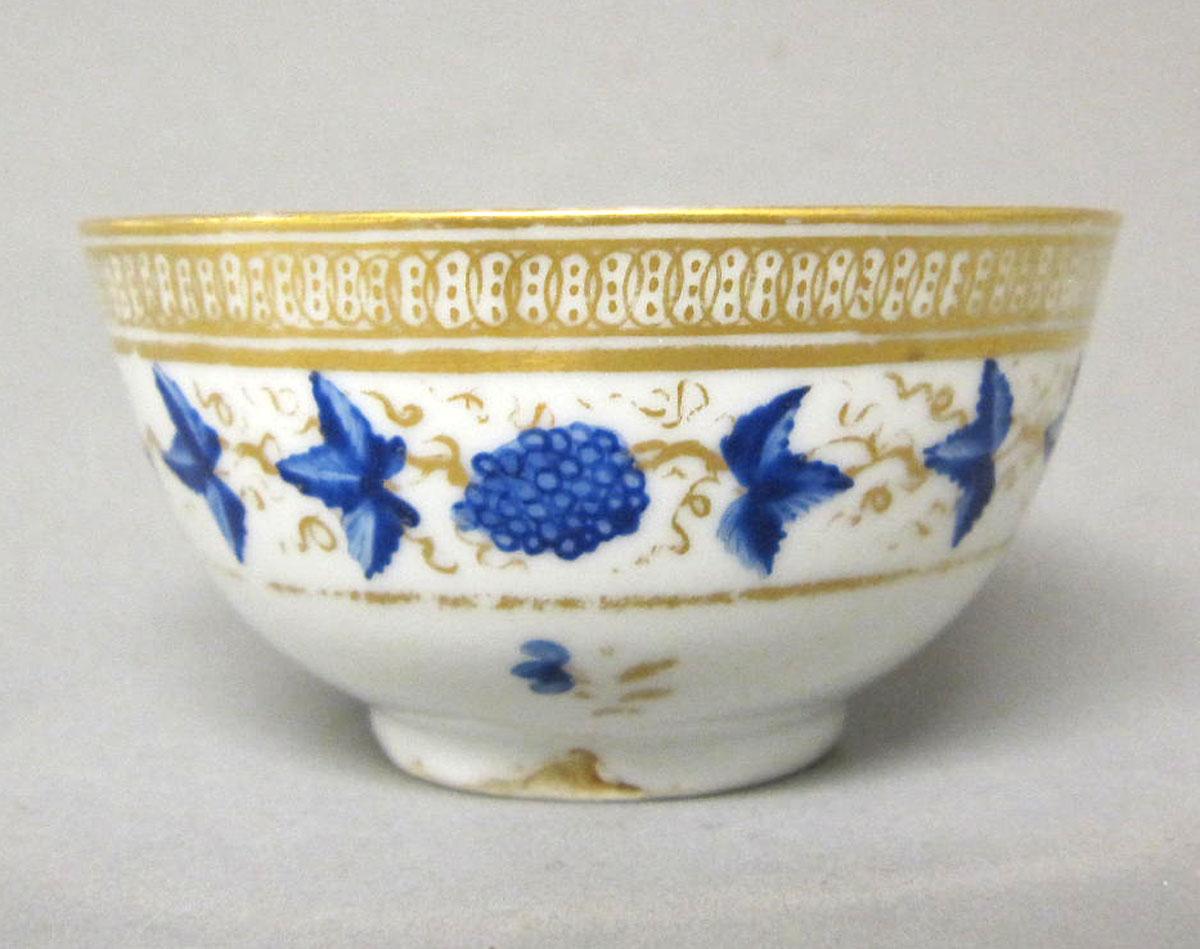 1965.0710.002 A Porcelain teabowl face two
