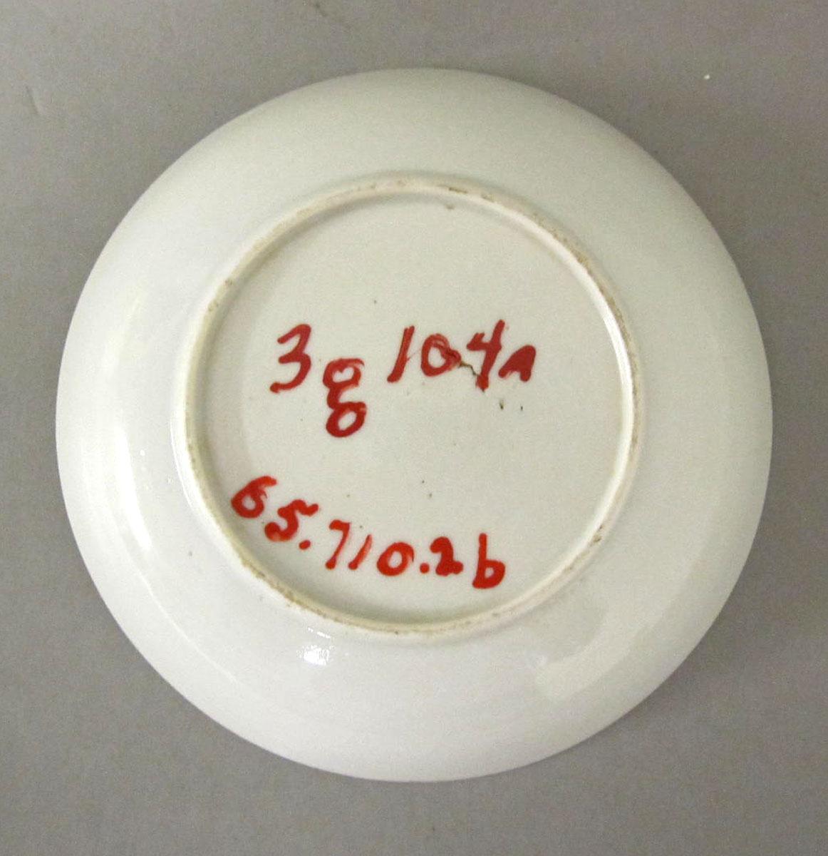 1965.0710.002 B Porcelain saucer underside