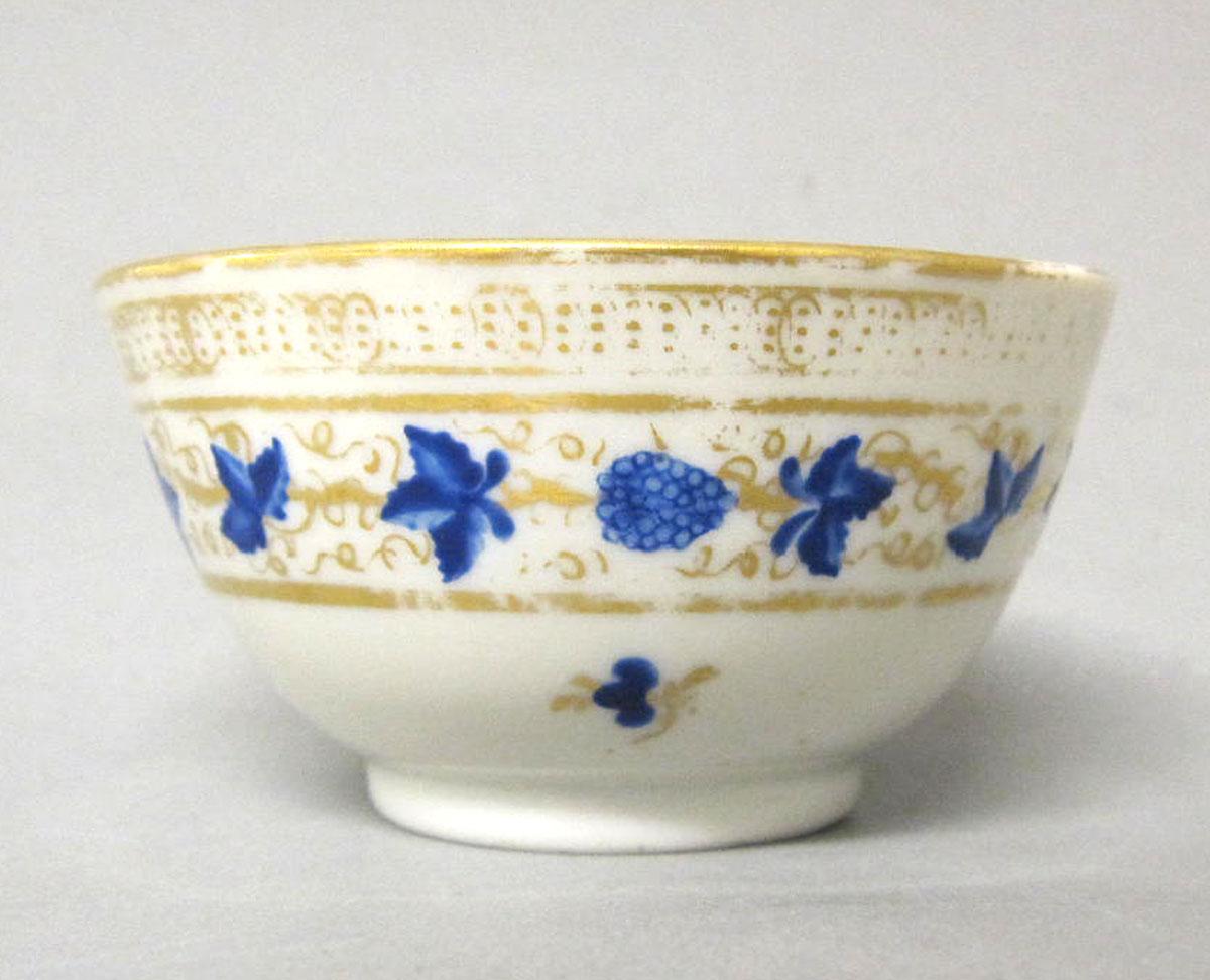 1965.0710.003 A Porcelain teabowl face two