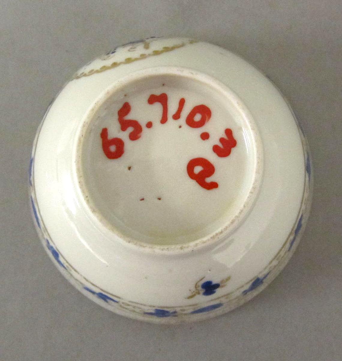 1965.0710.003 A Porcelain teabowl underside