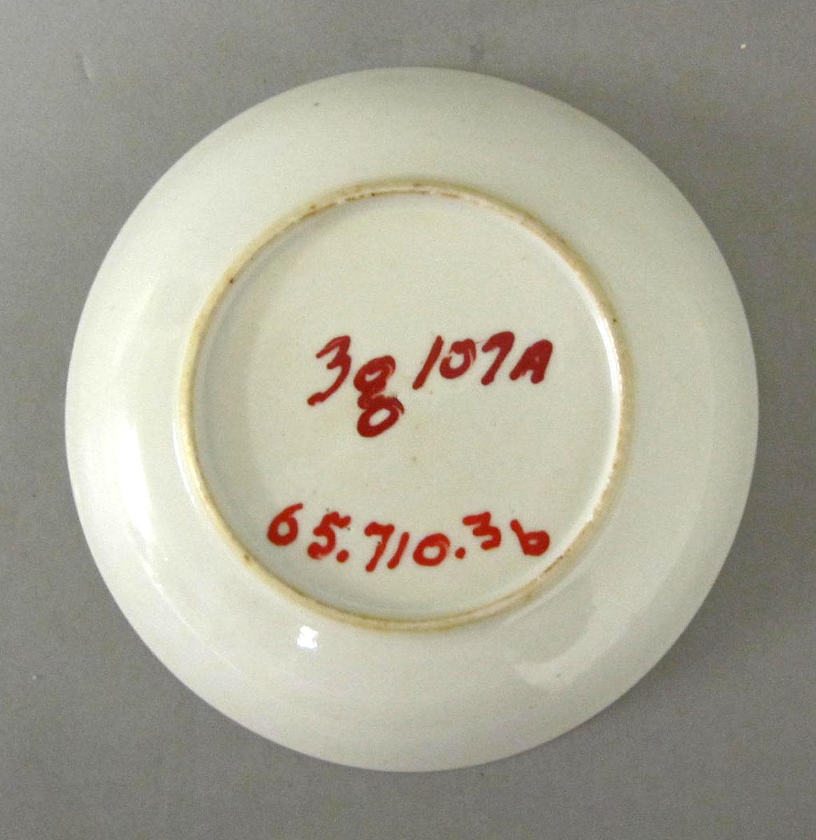1965.0710.003 B Porcelain saucer underside