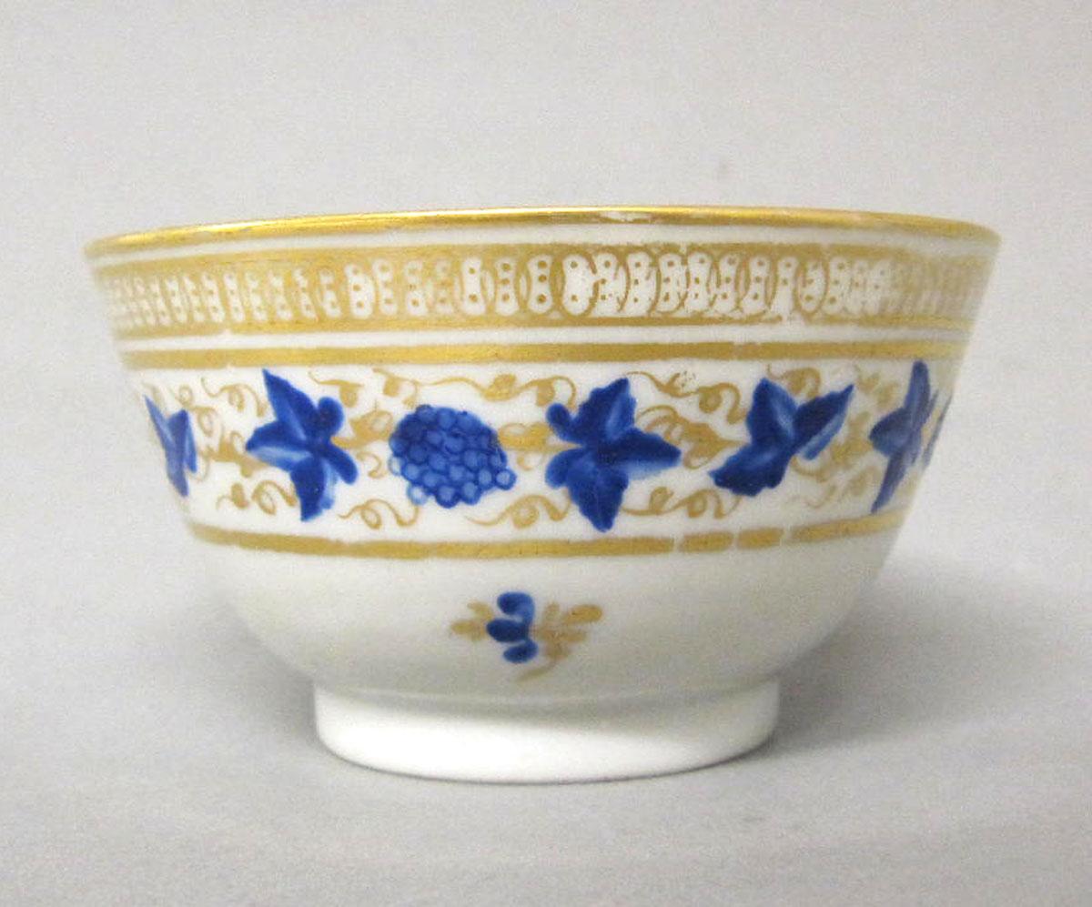 1965.0710.004 A Porcelain teabowl face two