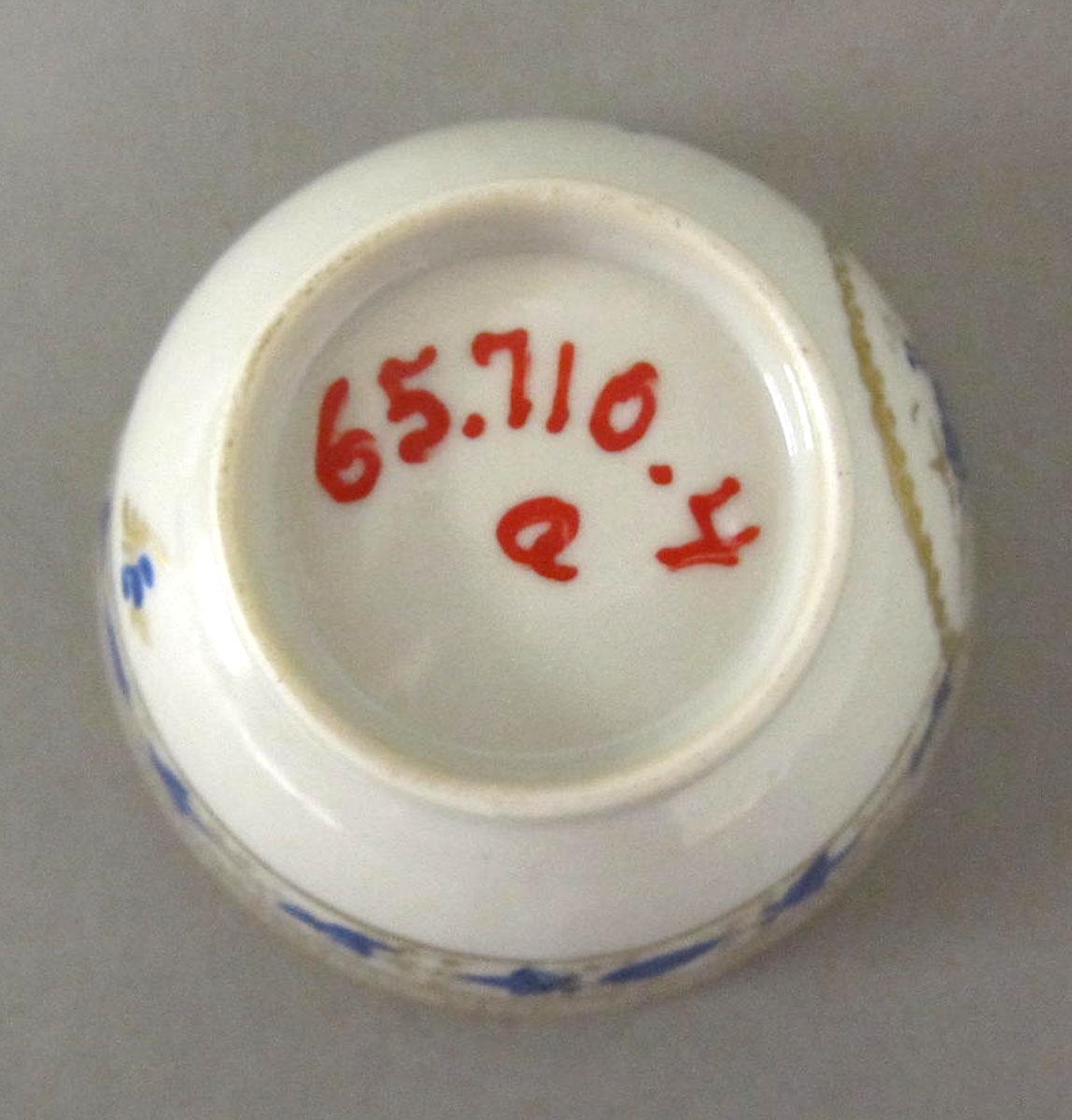 1965.0710.004 A Porcelain teabowl underside
