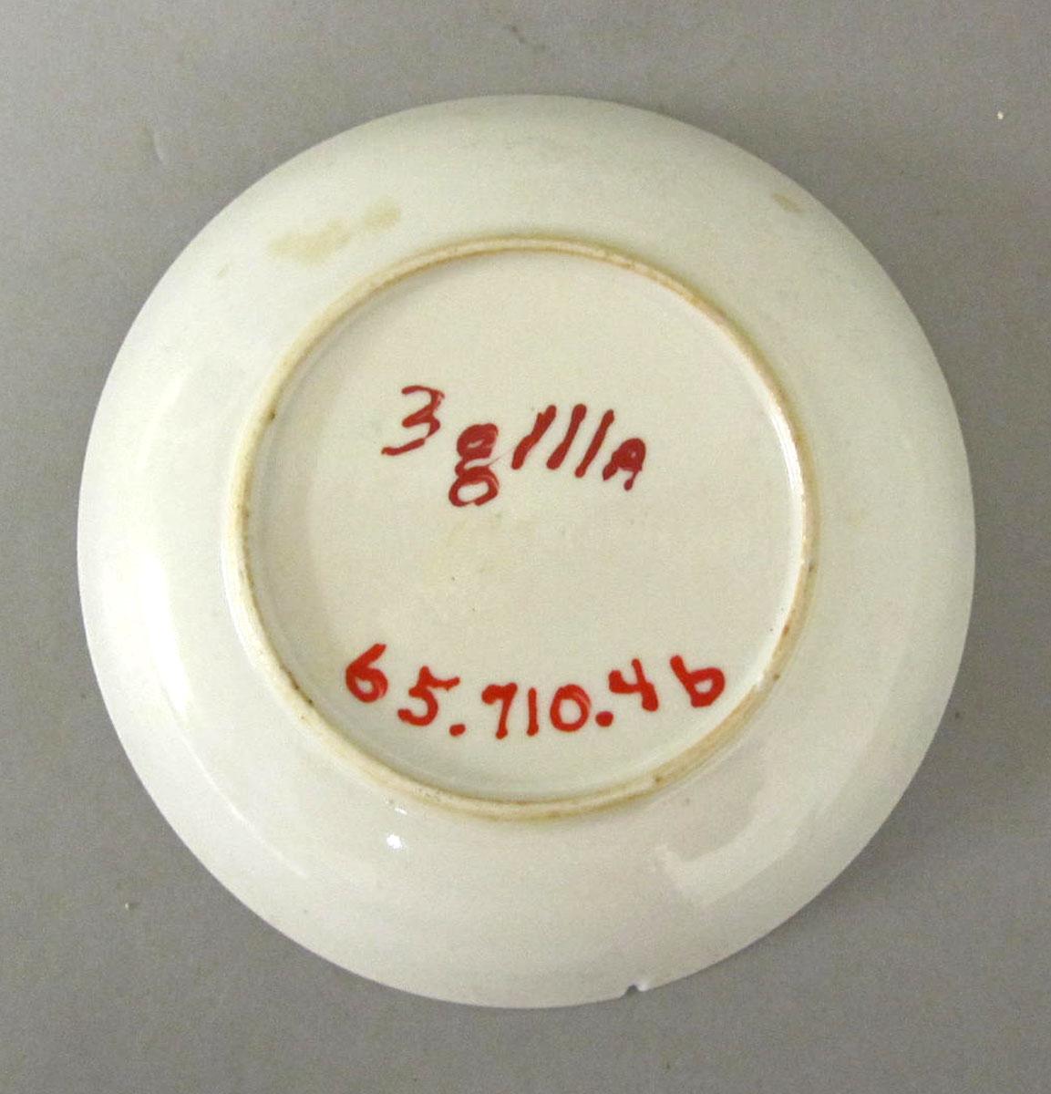 1965.0710.004 B Porcelain saucer underside