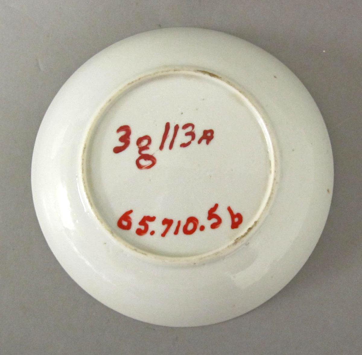 1965.0710.005 B Porcelain saucer underside