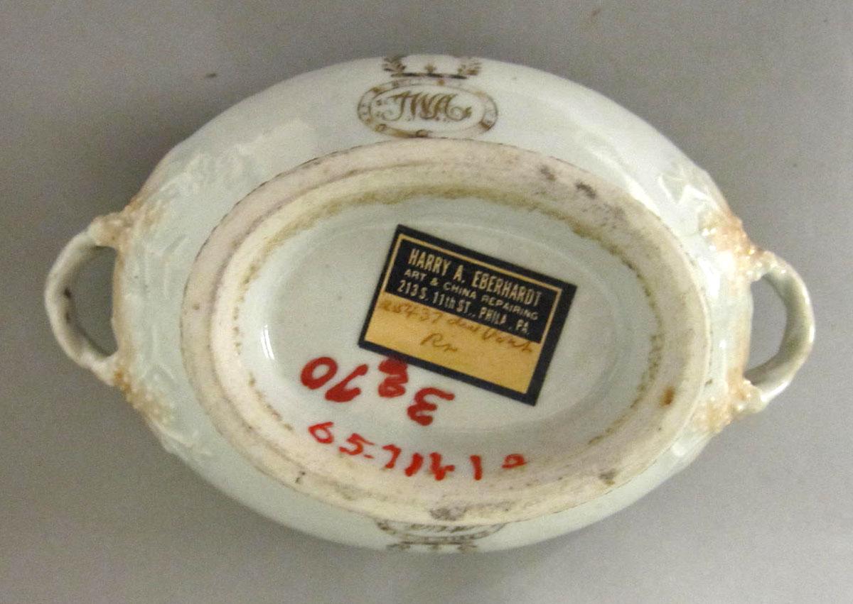 1965.0711.001 A Porcelain tureen underside