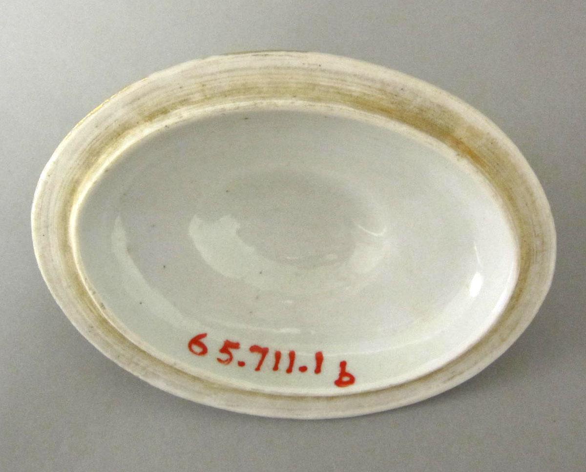 1965.0711.001 B Porcelain tureen underside