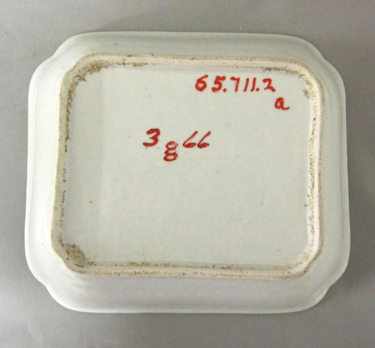1965.0711.002 A Porcelain tureen underside