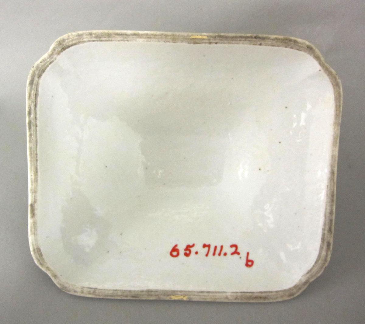 1965.0711.002 B Porcelain tureen underside