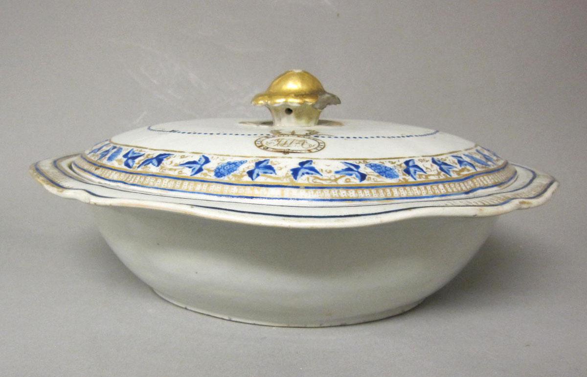 1965.0711.003 A,B Porcelain dish and cover