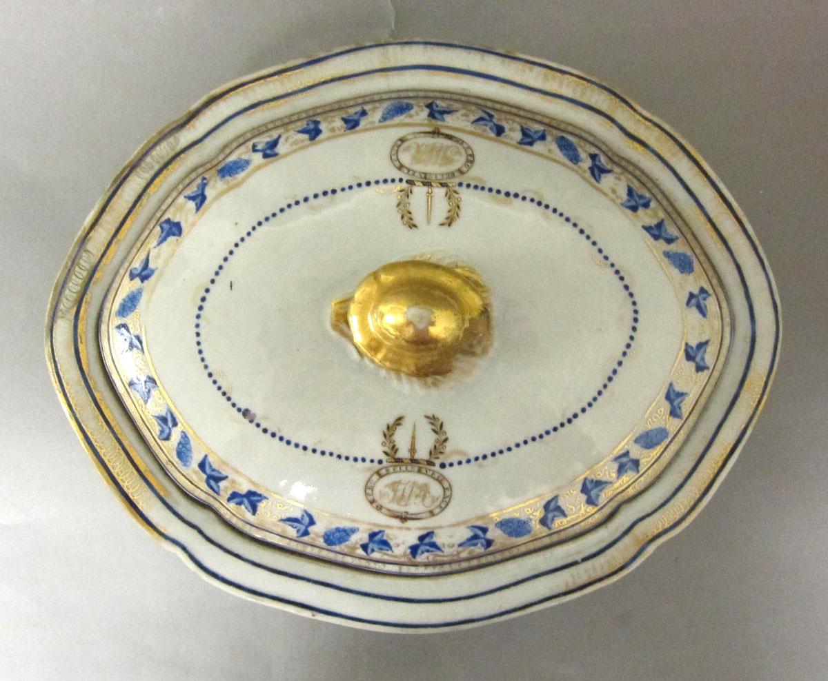 1965.0711.003 A,B Porcelain dish and cover top