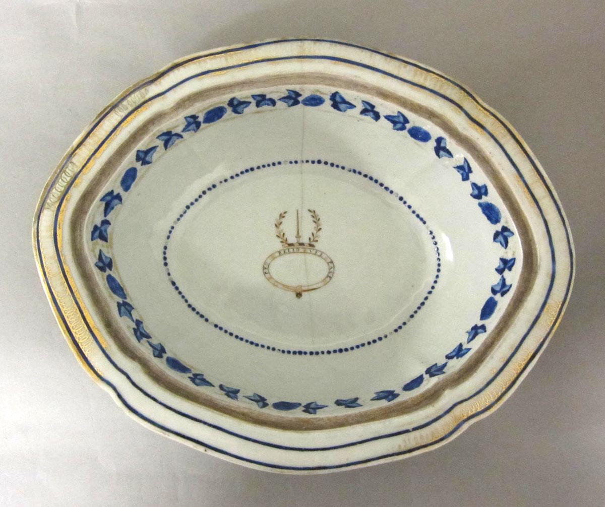 1965.0711.003 A Porcelain dish and cover top