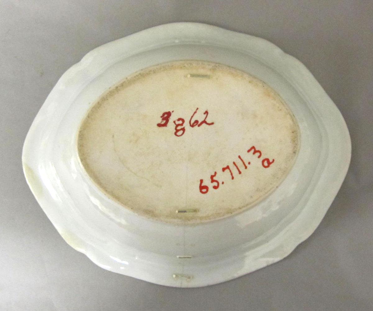 1965.0711.003 A Porcelain dish and cover underside