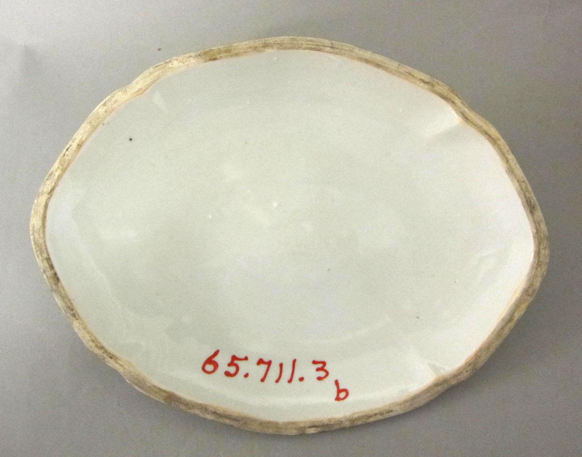1965.0711.003 B Porcelain dish and cover underside