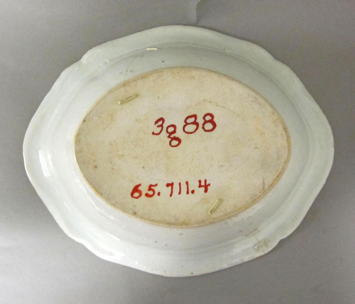 1965.0711.004 Porcelain tureen underside