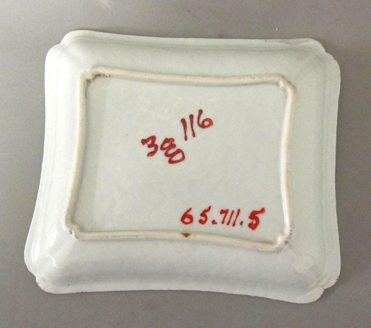 1965.0711.005 Porcelain dish underside