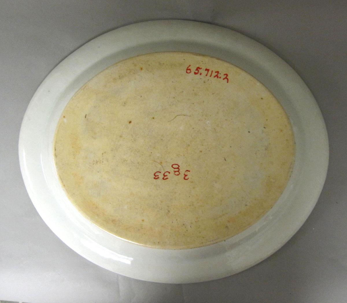 1965.0712.002 Porcelain platter underside