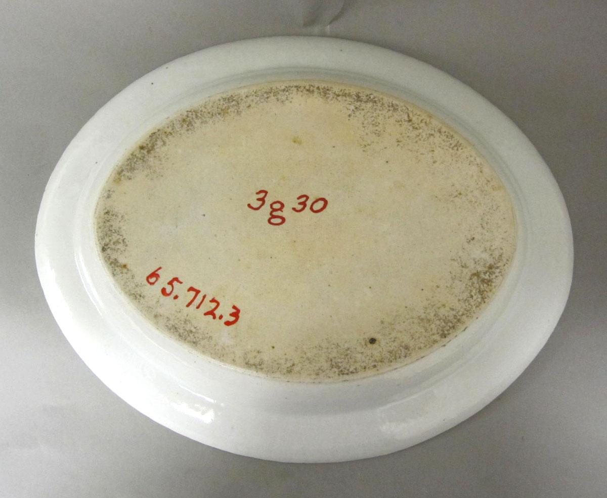 1965.0712.003 Porcelain platter underside