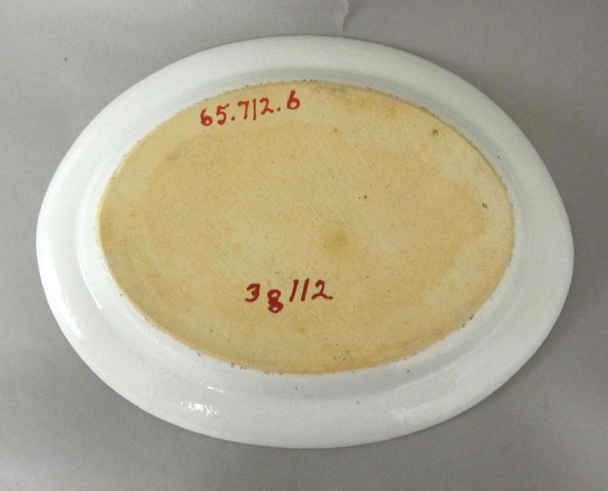 1965.0712.006 Porcelain platter underside