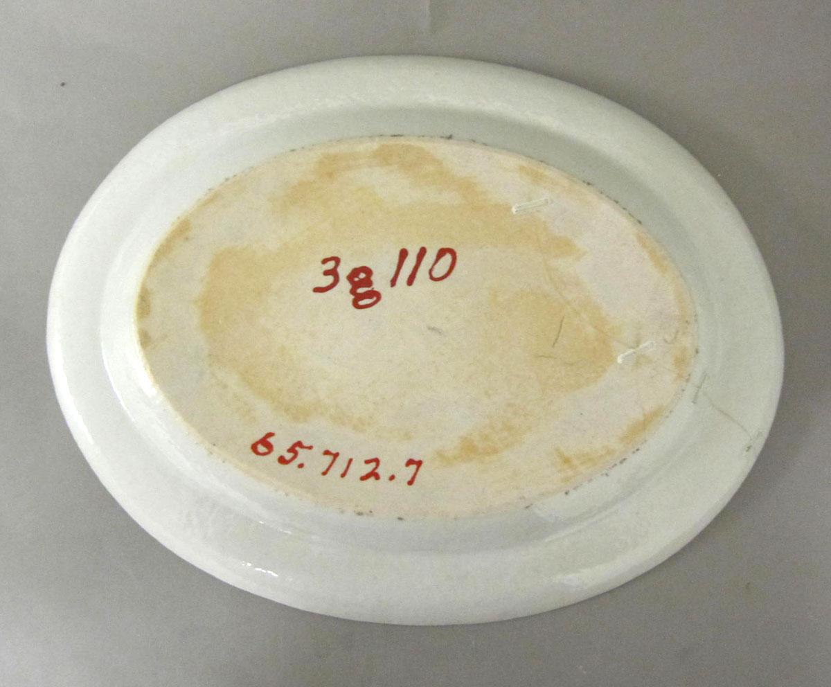 1965.0712.007 Porcelain platter underside