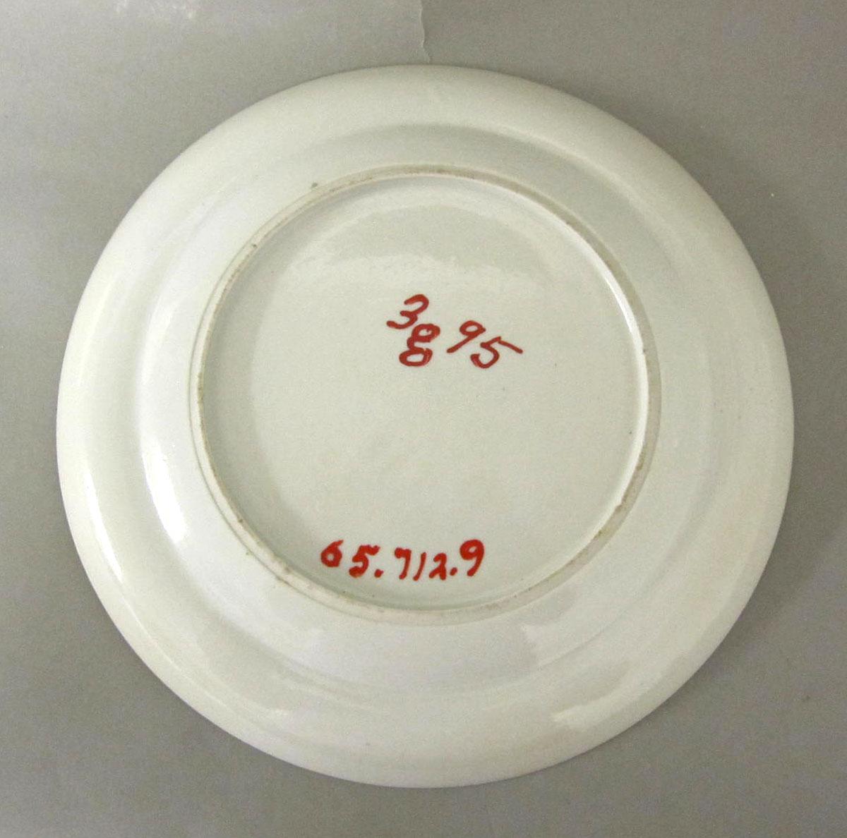 1965.0712.009 Porcelain plate underside