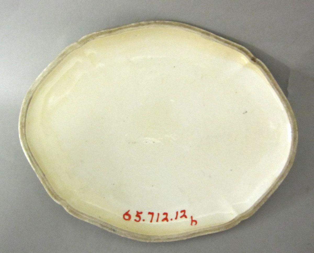 1965.0712.012 B Porcelain dish and cover underside