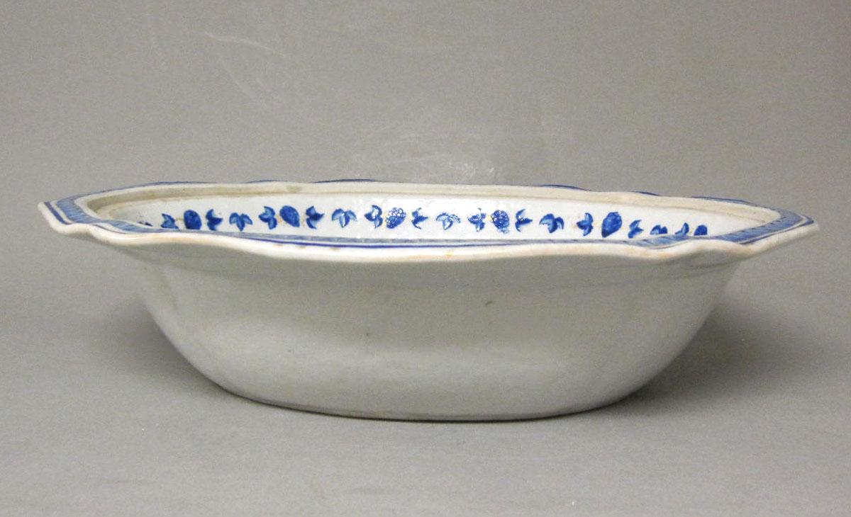 1965.0712.014 Porcelain dish side