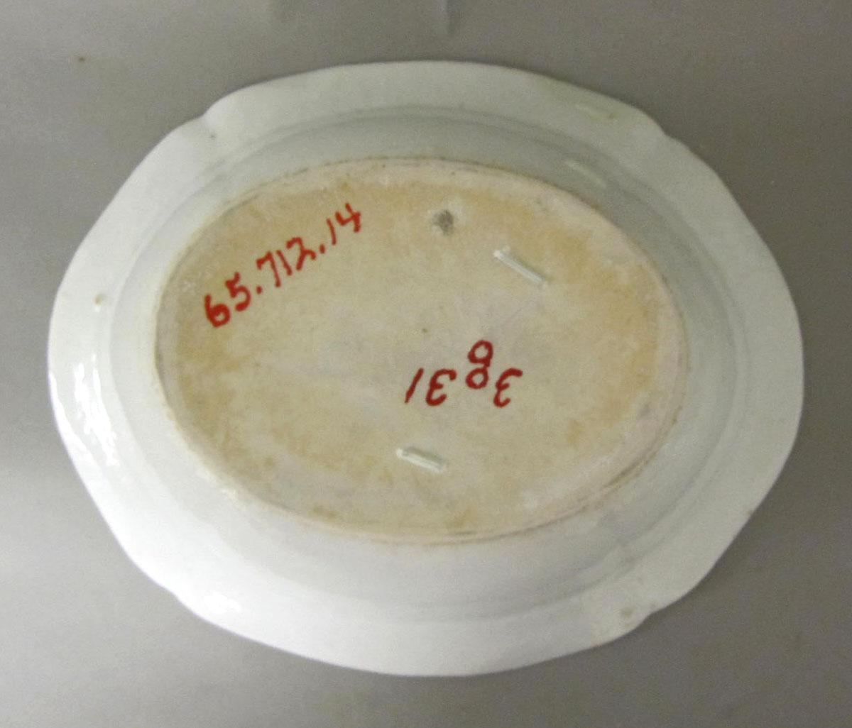 1965.0712.014 Porcelain dish underside