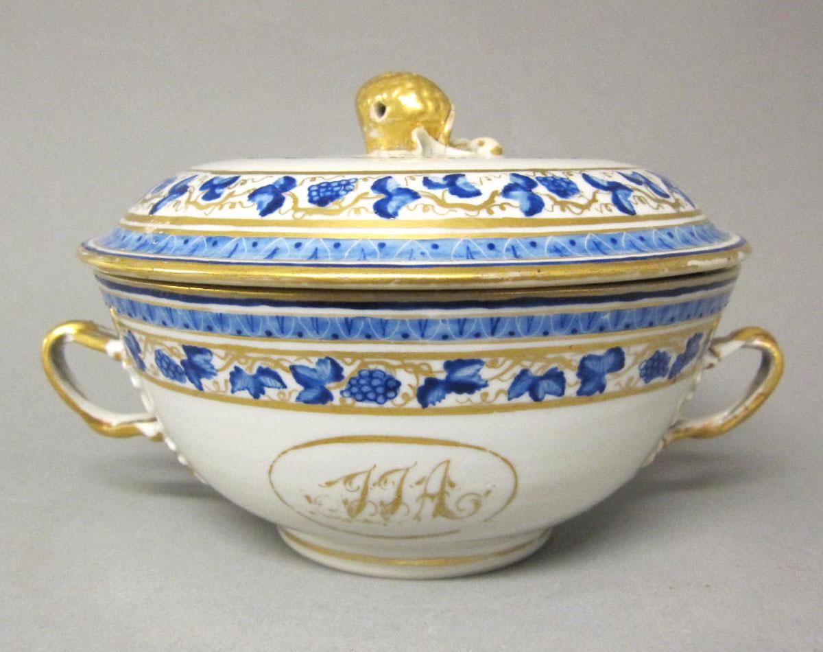 1965.0713.001 A,B Porcelain compote