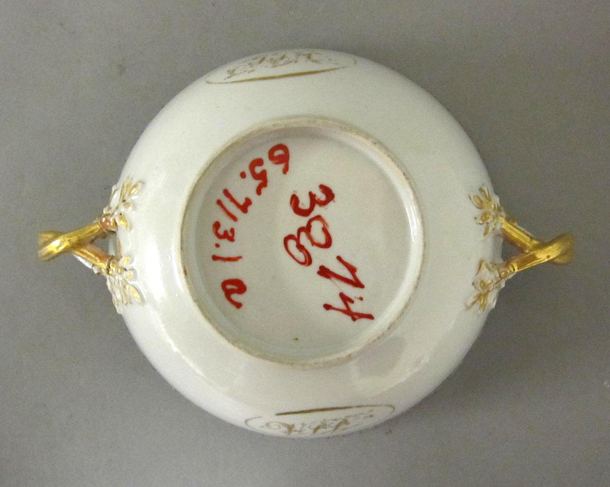 1965.0713.001 A Porcelain compote underside