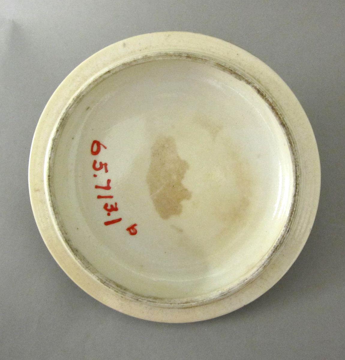 1965.0713.001 B Porcelain compote underside