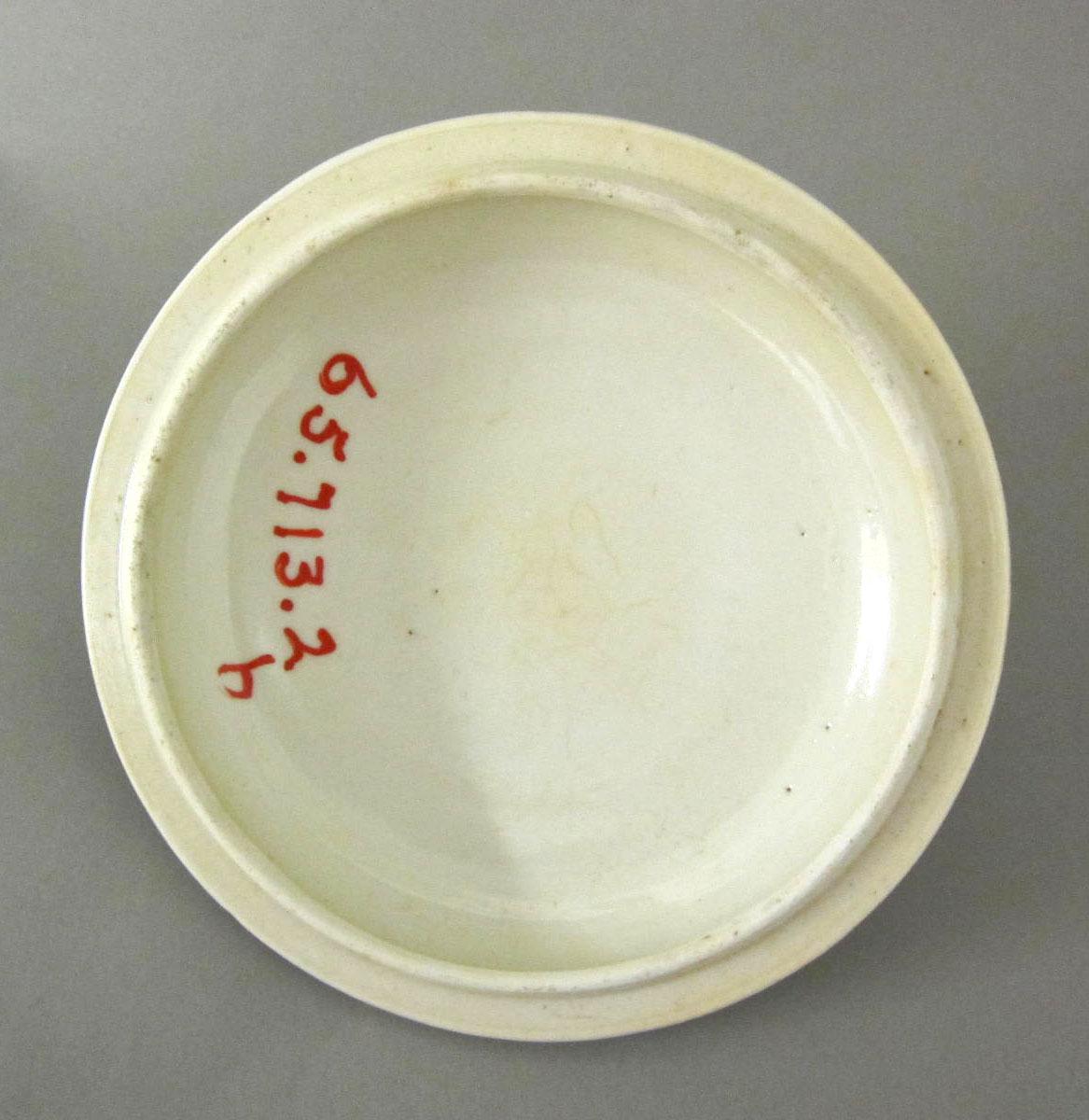 1963.0713.002 B Porcelain compote underside