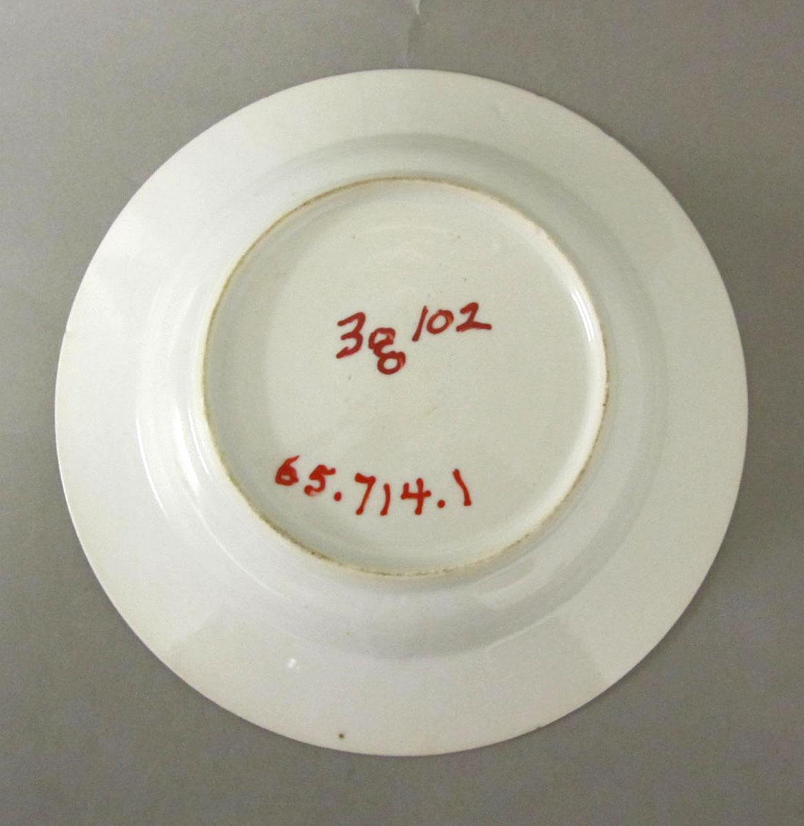 1965.0714.001 Porcelain dish underside